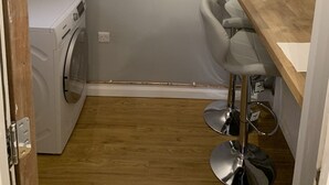 Unclassified image, 5 of 20, button - Remarkable 4-bed 4 Bath House by Luton Airport (Luton)