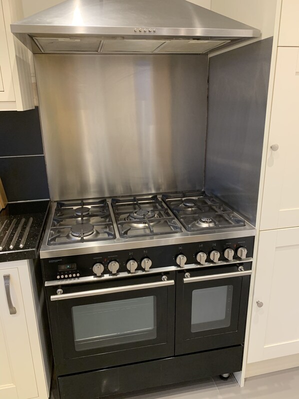 Private kitchen - Remarkable 4-bed 4 Bath House by Luton Airport (Luton)