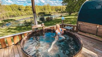 Outdoor spa tub