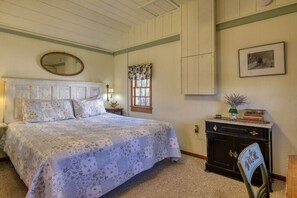 2 bedrooms, iron/ironing board, travel crib, WiFi - Open Hearth Inn Cottage 12 - 10 min to Acadia! (Trenton)