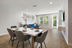 Dining - NEW EXCLUSIVE Townhome near E-Town, Shops, & Beach (Jacksonville)
