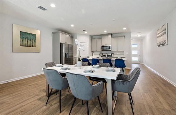 Dining - NEW EXCLUSIVE Townhome near E-Town, Shops, & Beach (Jacksonville)