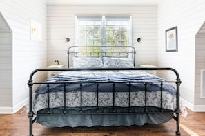 1 多间卧室、办公桌、旅行婴儿床、WiFi