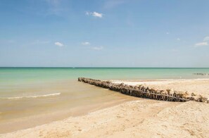 Am Strand, Liegestühle, Strandtücher