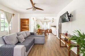 Een smart-tv en boeken