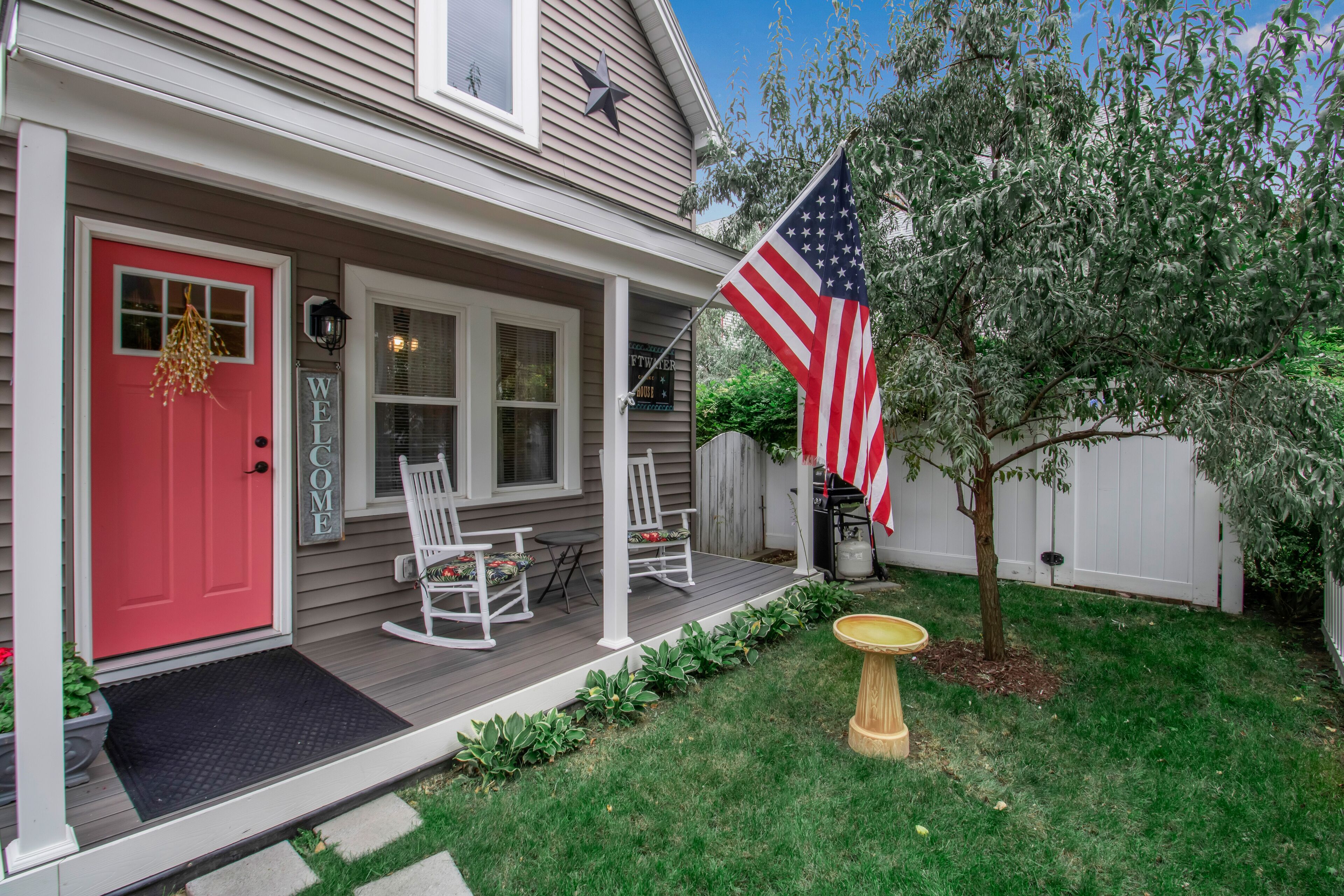 Beautifully renovated carriage house, walking distance to downtown