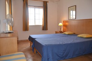 1 chambre, fer et planche Ă repasser, draps fournis