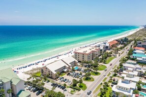 Plage, chaises longues