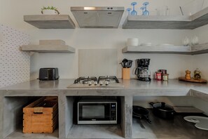 Kühlschrank, Mikrowelle, Ofen, Wasserkocher mit Kaffee-/Teezubehör