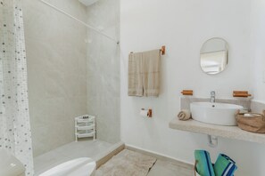 Douche, serviettes fournies, savon, papier toilette