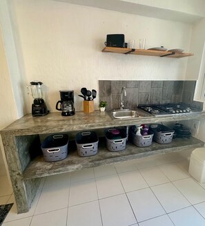 Refrigerador, microondas, cafetera y tetera y tostadora 