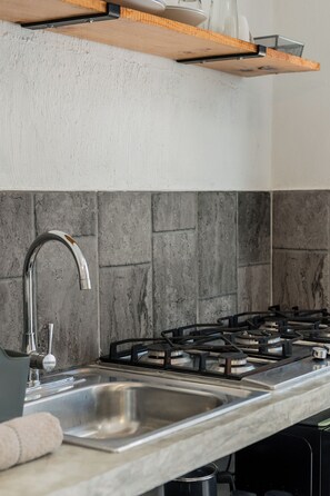 Kühlschrank, Mikrowelle, Wasserkocher mit Kaffee-/Teezubehör, Toaster
