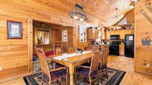 Dining - Heaven’s Window - Luxury Log Home - Amazing Views (Sevierville)