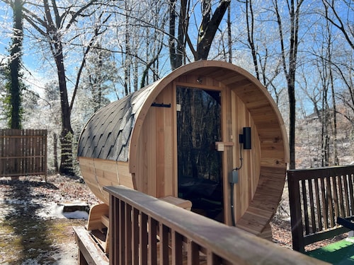 Charming Lakehouse /w boat dock and heated pool 