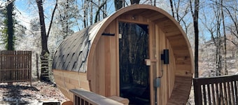 Charming Lakehouse /w boat dock and heated pool 