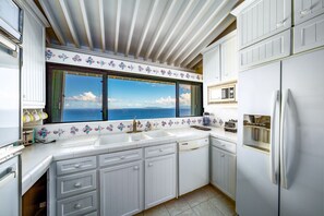 ثلاجة، ميكروويف، فرن، موقد طهي مسطح