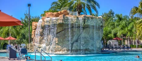 Alberca al aire libre y alberca climatizada