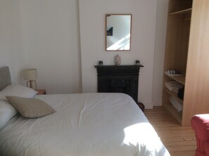 4 bedrooms, iron/ironing board, travel cot, free WiFi - Lovely Victorian House close to the sea in North Wales (Bangor)