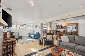 Smart TV, fireplace, stereo - Spacious & Newly renovated 2BR/2BA- Between Koch and Wagner park (Aspen)