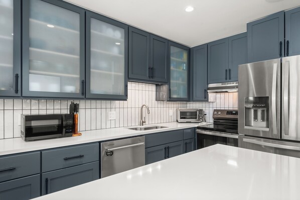 Fridge, microwave, oven, stovetop - Spacious & Newly renovated 2BR/2BA- Between Koch and Wagner park (Aspen)