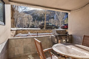 Outdoor dining - Spacious & Newly renovated 2BR/2BA- Between Koch and Wagner park (Aspen)
