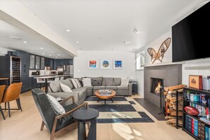 Smart TV, fireplace, stereo - Spacious & Newly renovated 2BR/2BA- Between Koch and Wagner park (Aspen)