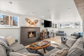 Smart TV, fireplace, stereo