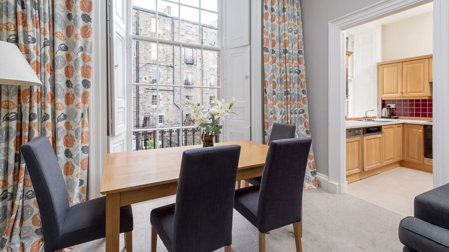 Light and Spacious 2 Bedroom Flat in Heart of Edinburgh