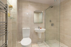 Appartement de base, Plusieurs lits | Salle de bain | Douche, séchoir à cheveux, serviettes fournies, savon