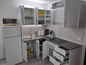 Køleskab, mikrobølgeovn, ovn, kogeplade
