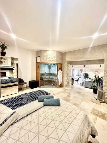 Private Jacuzzi and Sauna Suite at Villa Del Castagnol