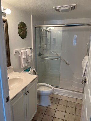Combined shower/bathtub, towels - Outer Banks Beach Club condo on the beach 3 BR (Kill Devil Hills)
