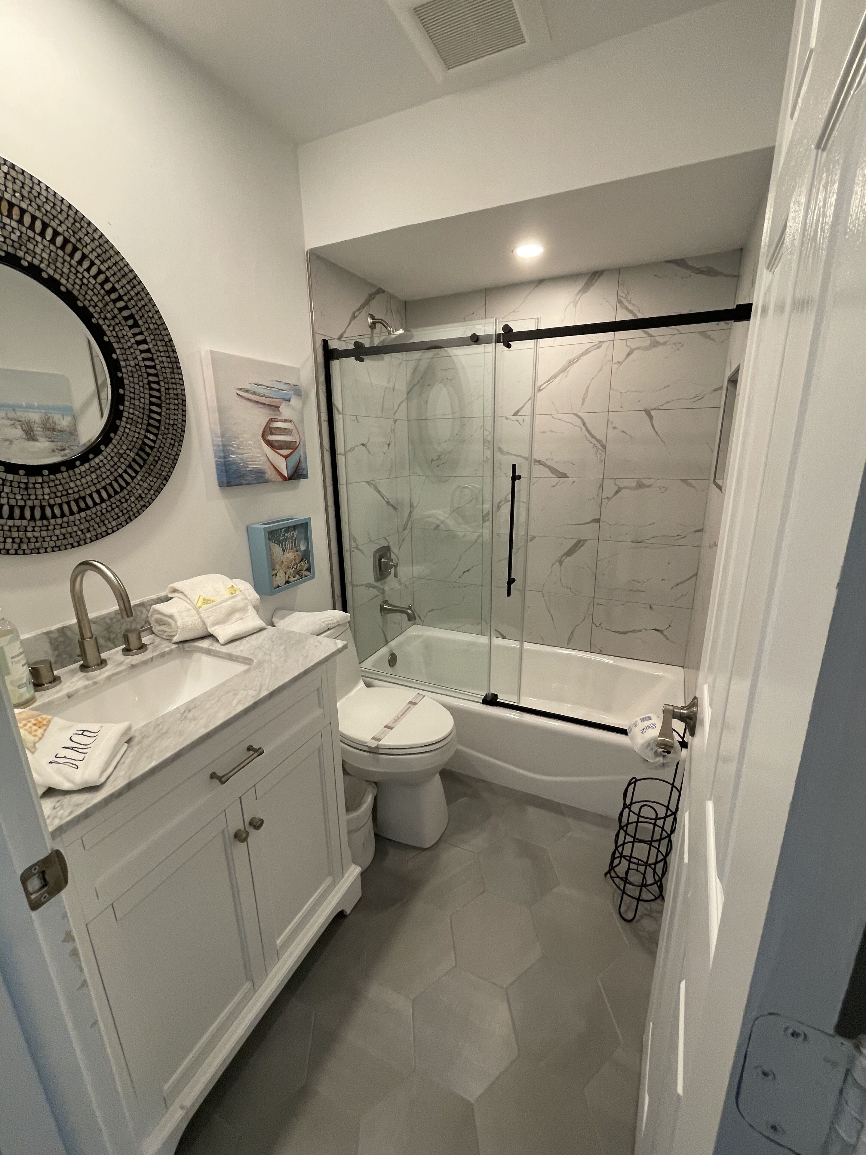 Un baño con lavamanos, inodoro y bañera.