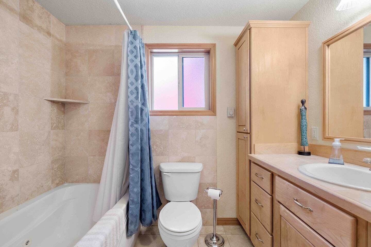 Combined shower/tub, hair dryer, towels, soap