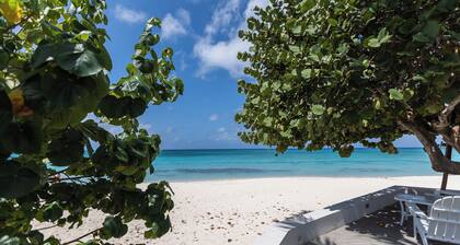 Sundowner 3, on the beautiful 7 Mile Beach with stunning sunset views!