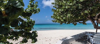 Sundowner 3, on the beautiful 7 Mile Beach with stunning sunset views!