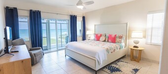 Sundowner 3, on the beautiful 7 Mile Beach with stunning sunset views!