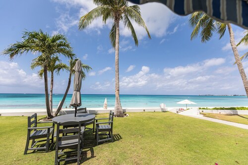 Sundowner 3, on the beautiful 7 Mile Beach with stunning sunset views!