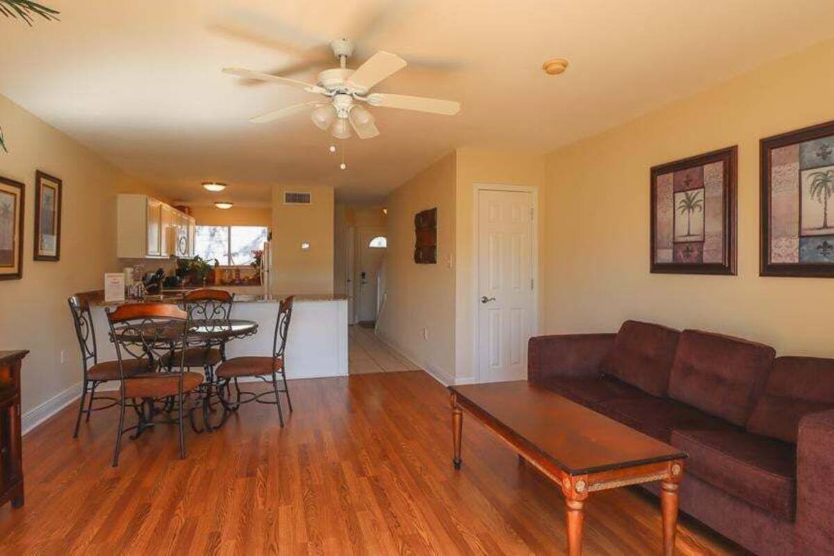 Condo, 2 Queen Beds, Kitchen, Garden View (Oak Shores Unit 066) | Living area | 42-inch flat-screen TV with digital channels