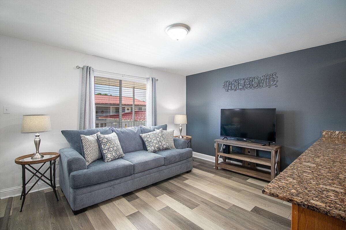 Condo, 1 Queen Bed, Kitchen, Garden View (Oak Shores Unit 126) | Living area | 42-inch flat-screen TV with digital channels