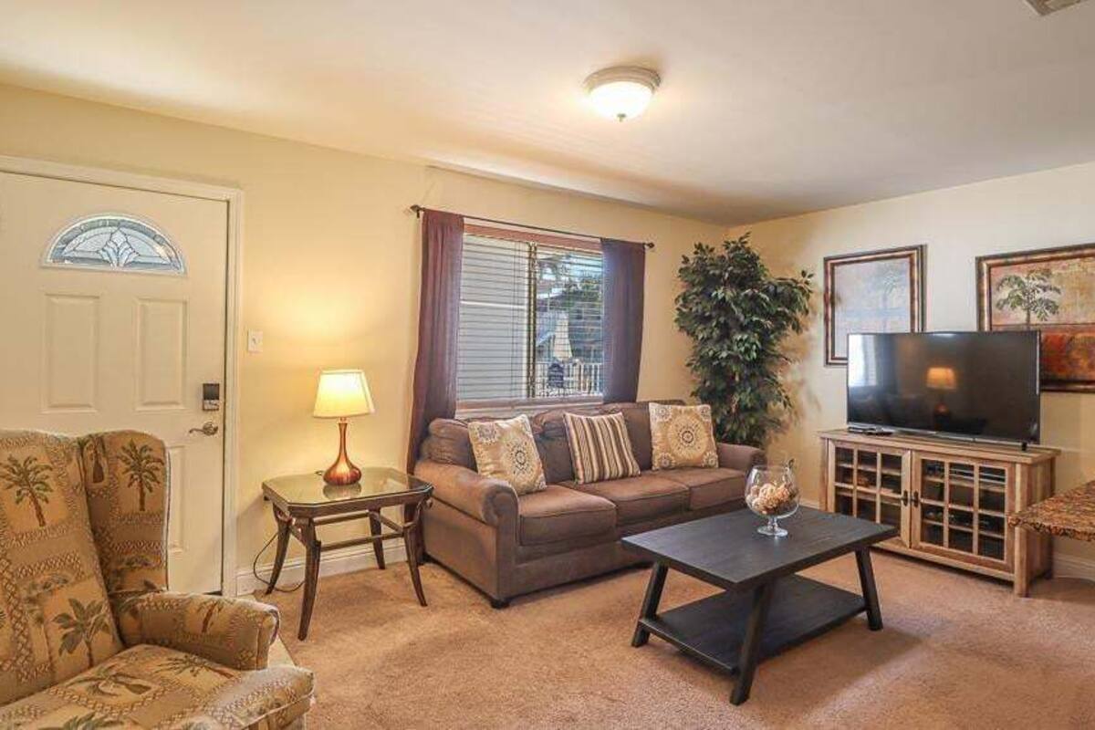 Condo, 1 Queen Bed, Kitchen, Garden View (Oak Shores Unit 071) | Living area | 42-inch flat-screen TV with digital channels