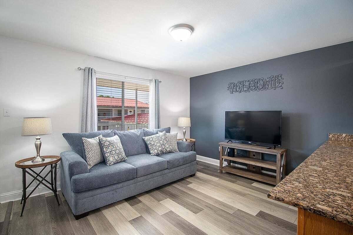 Condo, 1 Queen Bed, Kitchen, Garden View (Oak Shores Unit 126) | Living area | 42-inch flat-screen TV with digital channels