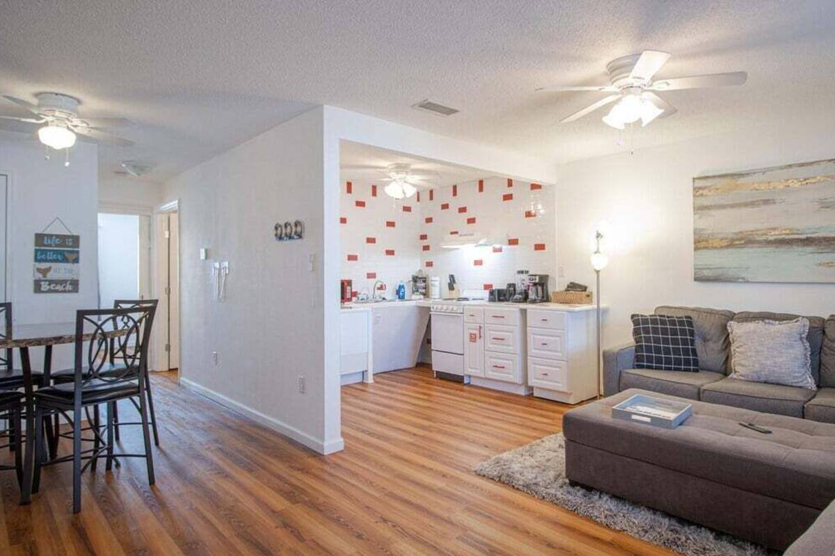 Condo, 1 Queen Bed, Kitchen, Garden View (Oak Shores Unit 166) | Living area | 42-inch flat-screen TV with digital channels
