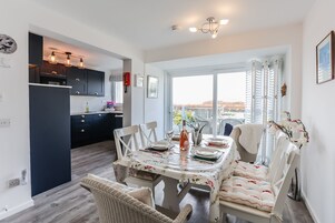 Comfort House, Ensuite, Sea View | Shared kitchen | Highchair