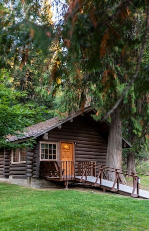 Premium Cabin, 2 Queen Beds, Accessible, Fireplace | Individually decorated, individually furnished, bed sheets - Lochsa Lodge Resort (Lolo)