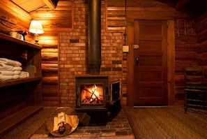 Traditional-Ferienhütte, 2 Doppelbetten, Gemeinschaftsbad | Individuell dekoriert, individuell eingerichtet, Bettwäsche