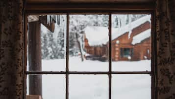 HolzhĂŒtte, Gemeinschaftsbad, Bergblick
