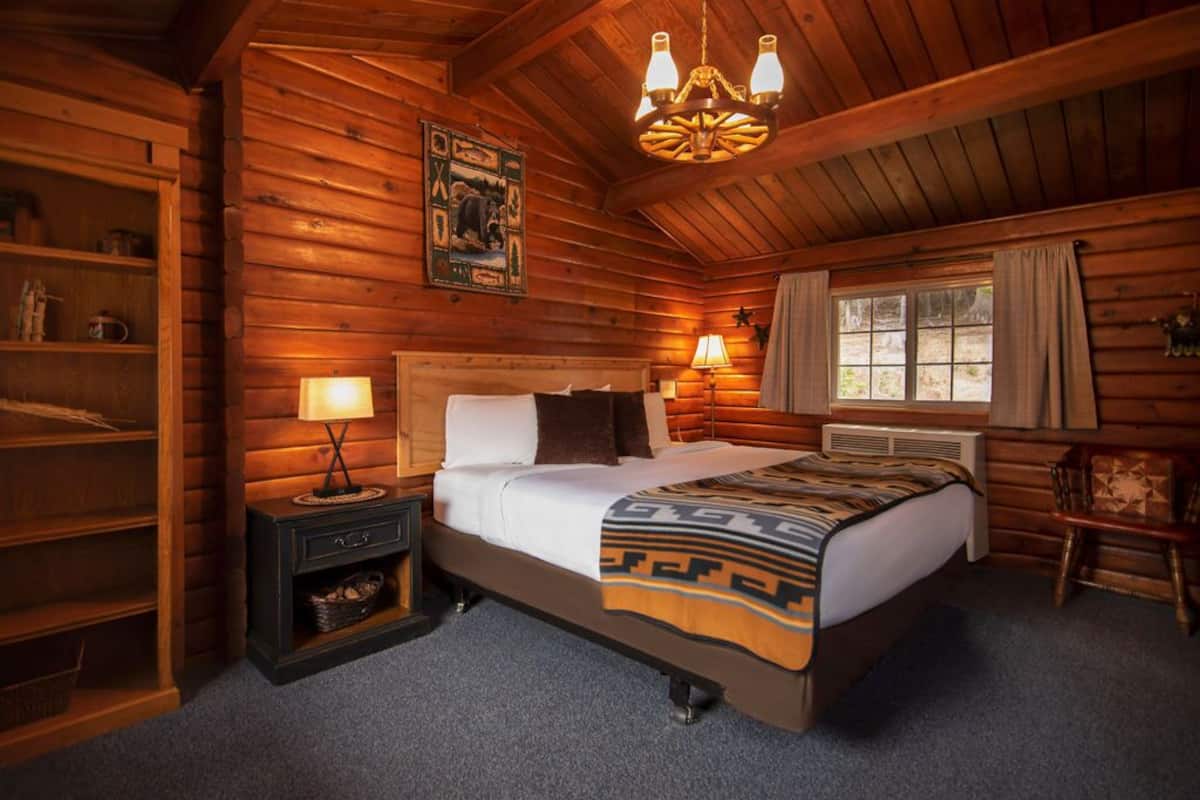 Klassieke kamer, 1 kingsize bed, privébadkamer, uitzicht op bergen | Individueel gedecoreerd, individueel gemeubileerd, beddengoed