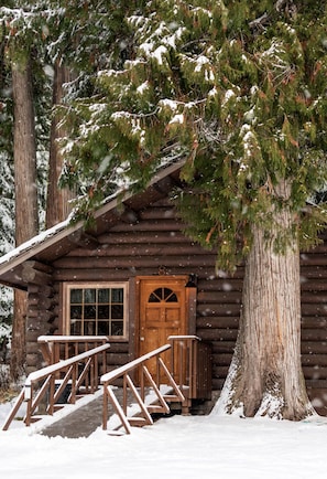 Premium Cabin, 2 Queen Beds, Accessible, Fireplace | Individually decorated, individually furnished, bed sheets - Lochsa Lodge Resort (Lolo)