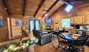 Smart-TV, Kamin, DVD-Player, Bücher